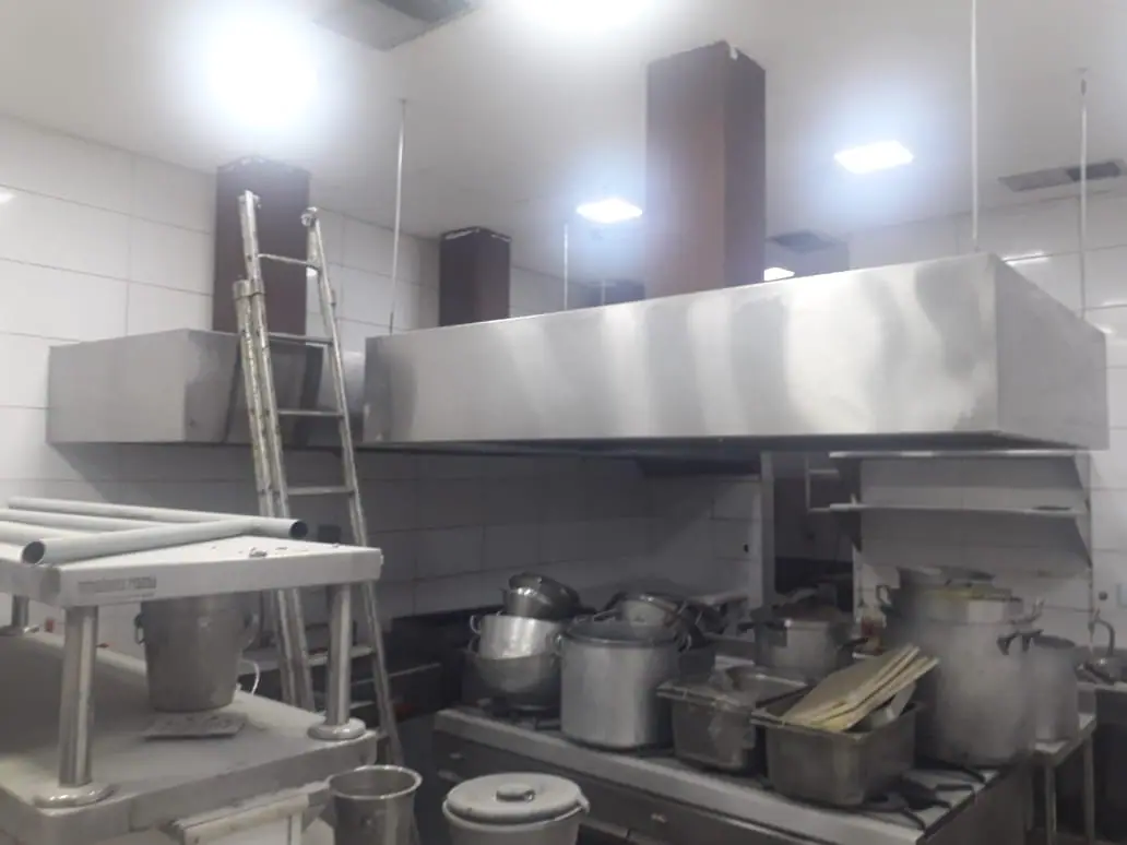 Cozinha industrial com sistema de exaustão instalado pela CAP Metalúrgica